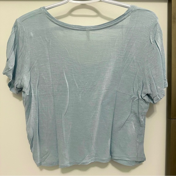 Tresics V-Neck Cropped Tee - Picture 3 of 3